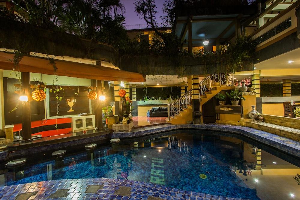 Sri Ratu Hotel Legian Esterno foto